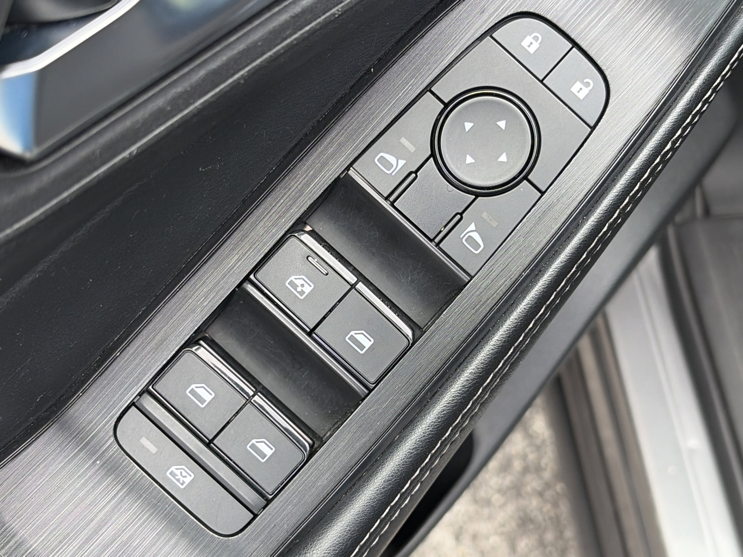 Used 2024 Nissan Rogue SV FWD image 21