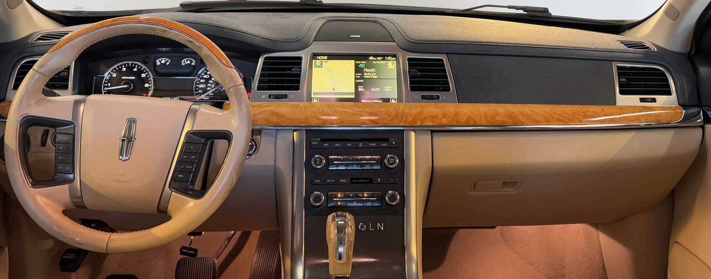 Used 2009 Lincoln MKS AWD image 25