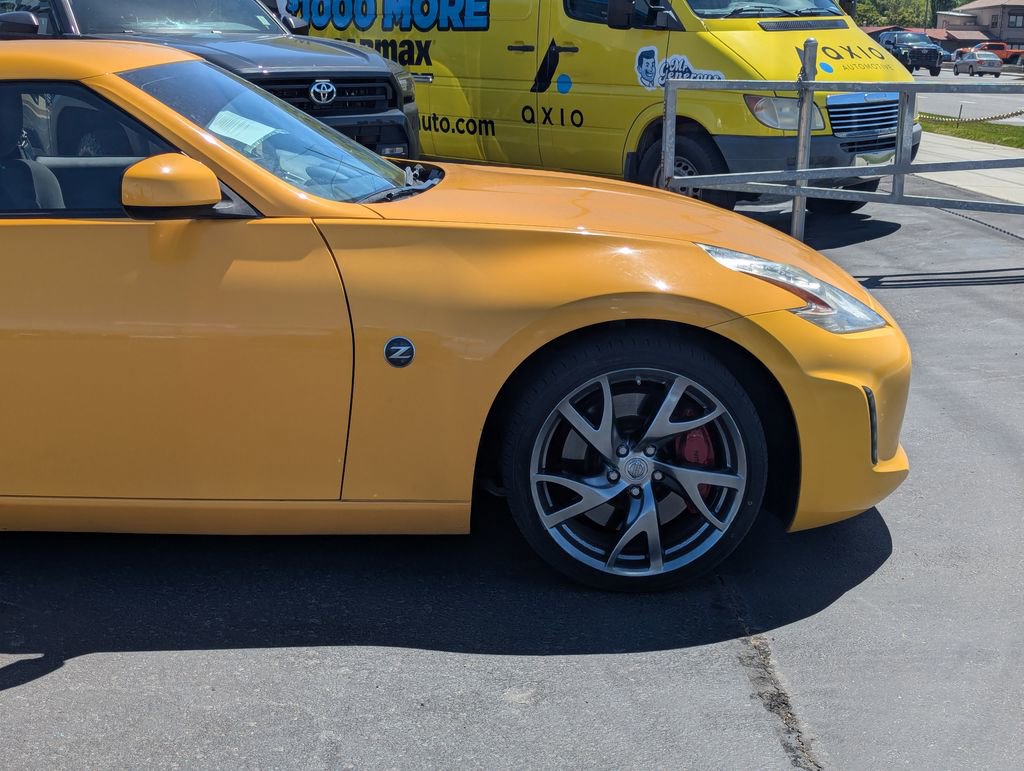 Used 2017 Nissan 370Z Coupe RWD image 2