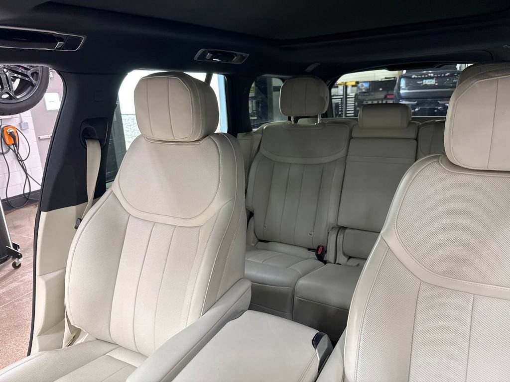 Used 2025 Land Rover Range Rover SE AWD/4WD image 9