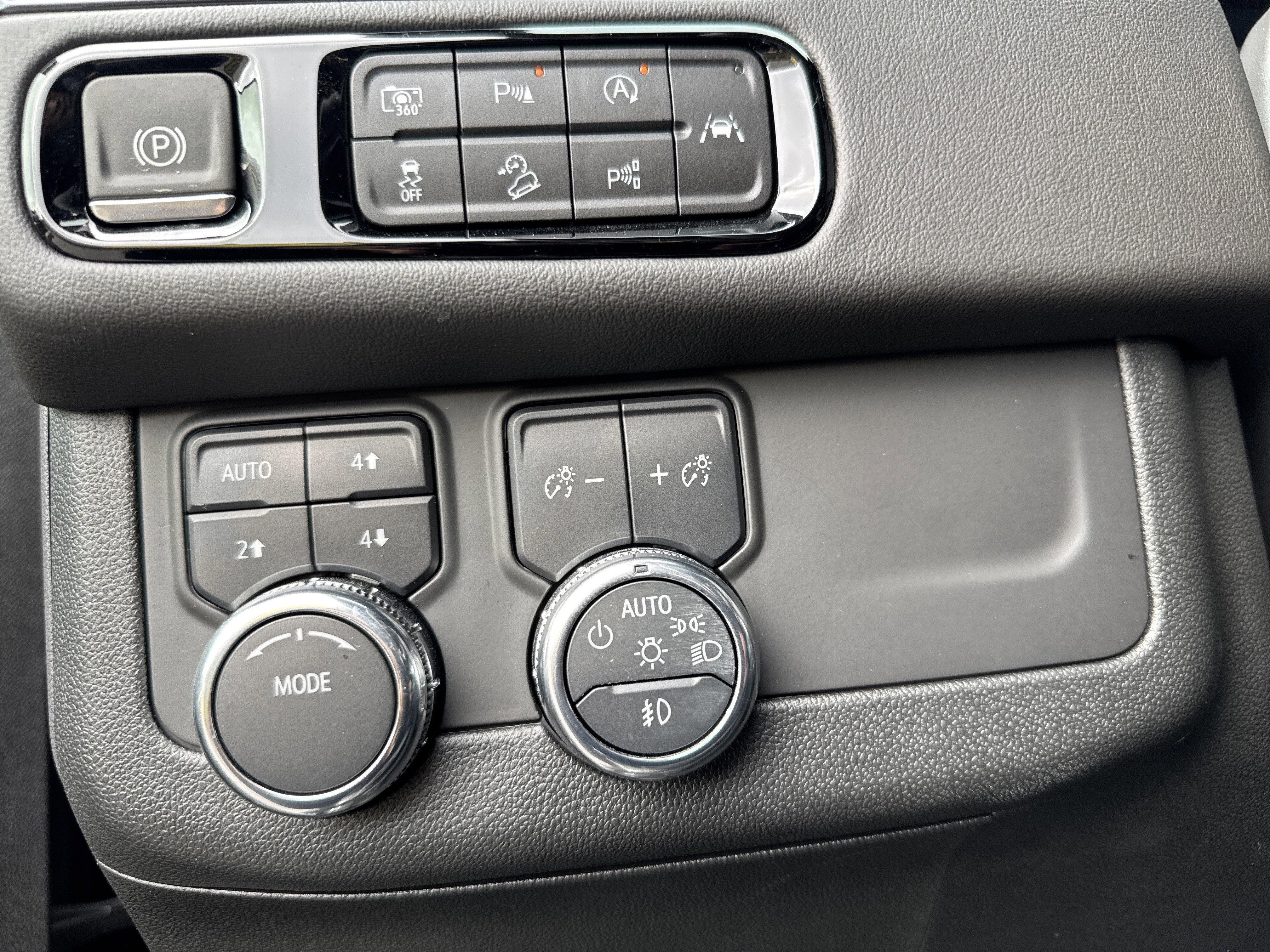 Used 2025 GMC Yukon AT4 w/ AT4 Premium Package image 18