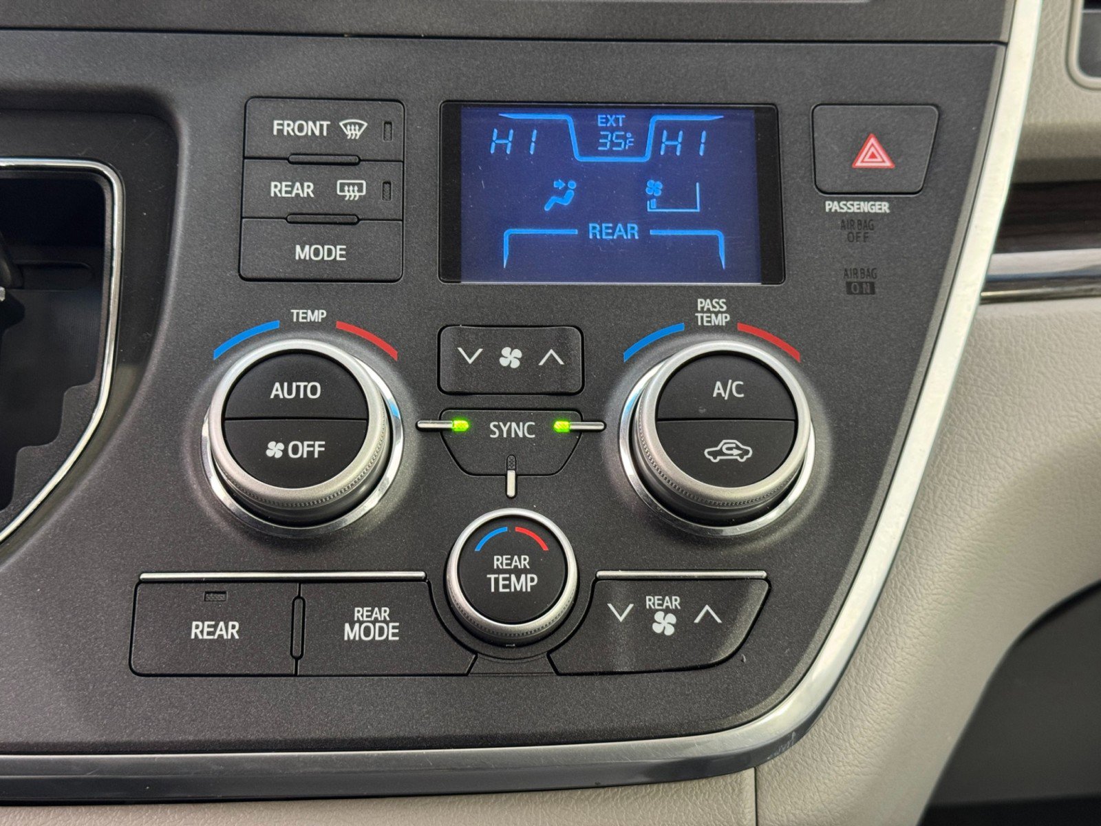 Used 2016 Toyota Sienna XLE FWD image 28