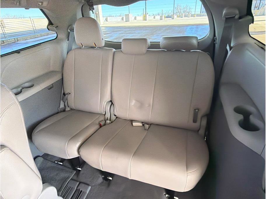 Used 2011 Toyota Sienna LE image 12