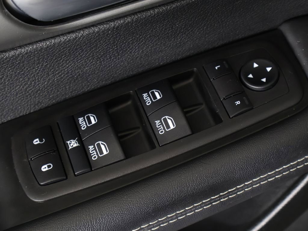 Used 2025 Chrysler Pacifica Select FWD image 40