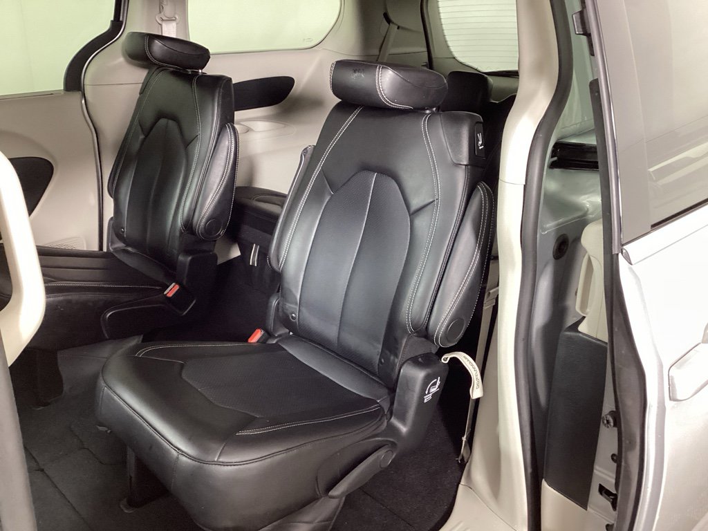 Used 2024 Chrysler Pacifica Touring-L image 14