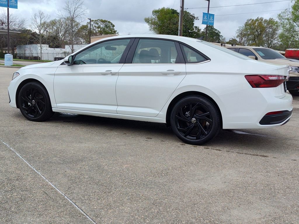 Used 2025 Volkswagen Jetta SE w/ Black Wheel Package image 5