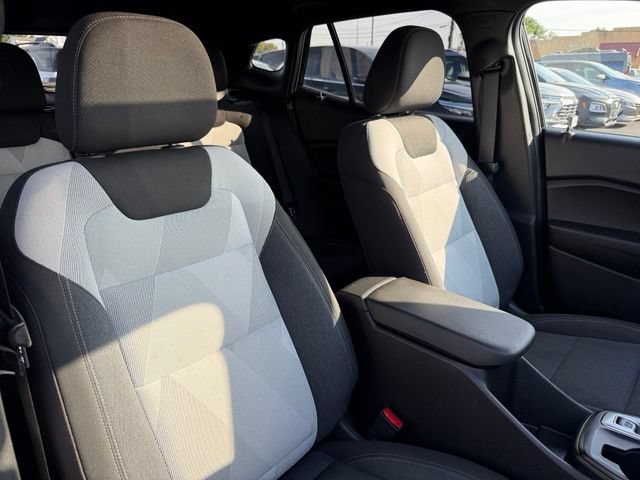 Used 2025 Chevrolet Trax RS w/ Sunroof Package FWD image 14