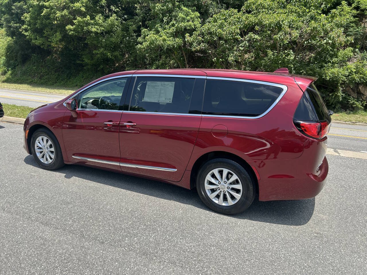 Used 2017 Chrysler Pacifica Touring-L FWD image 4
