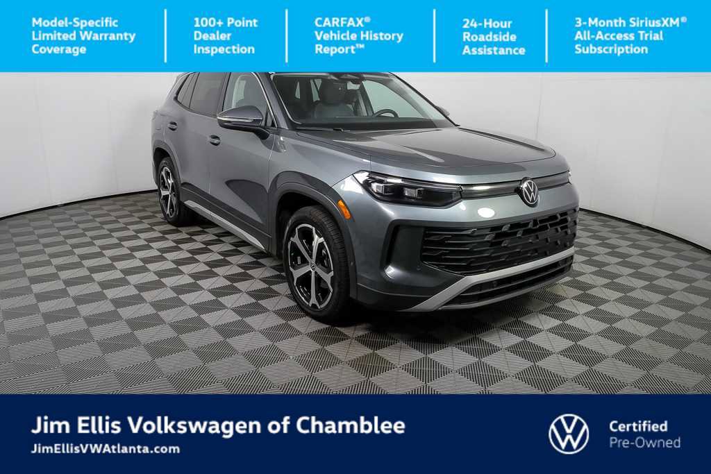 Certified 2025 Volkswagen Tiguan SE FWD image 1