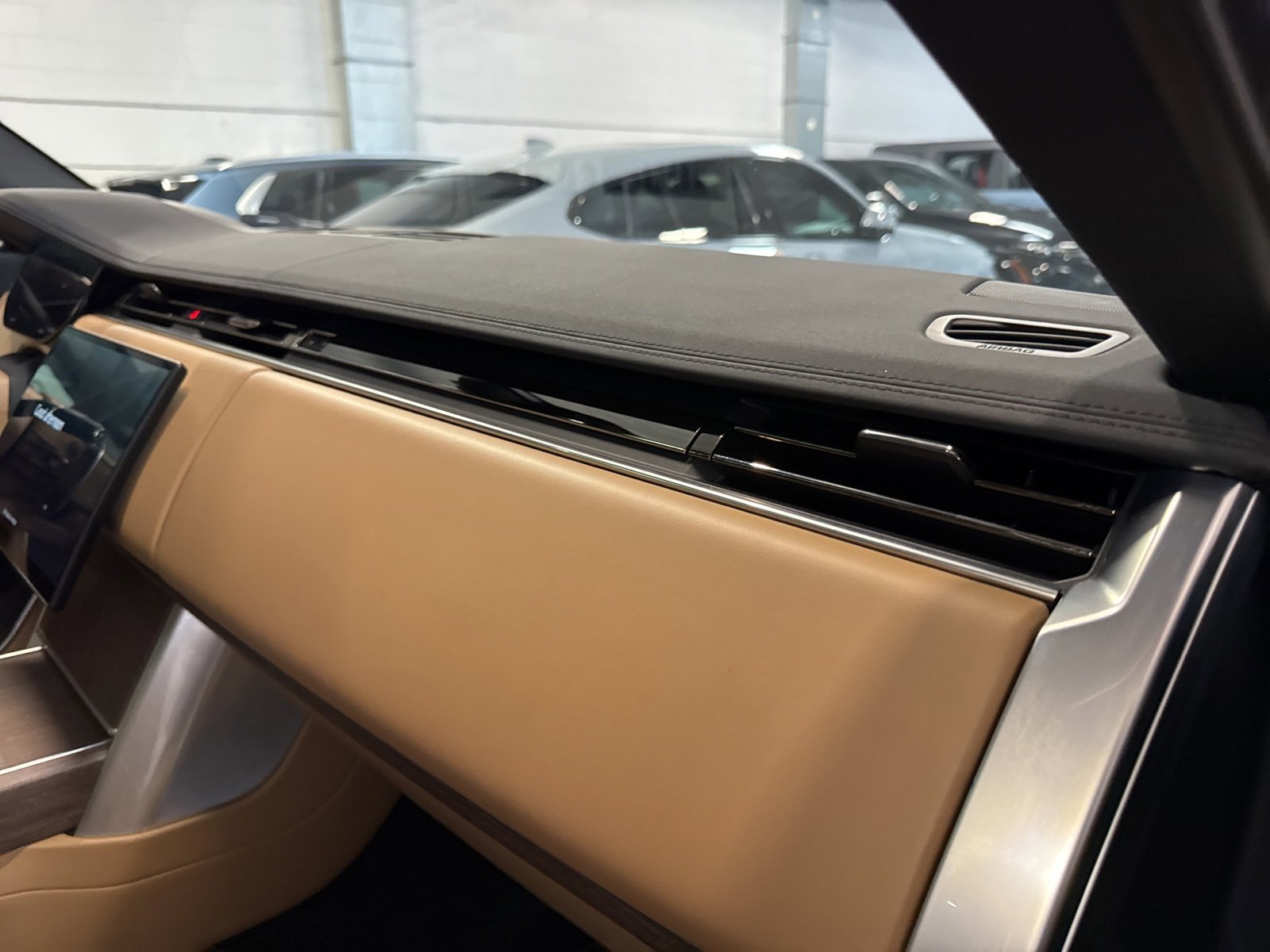 Used 2025 Land Rover Range Rover Long Wheelbase SE image 31