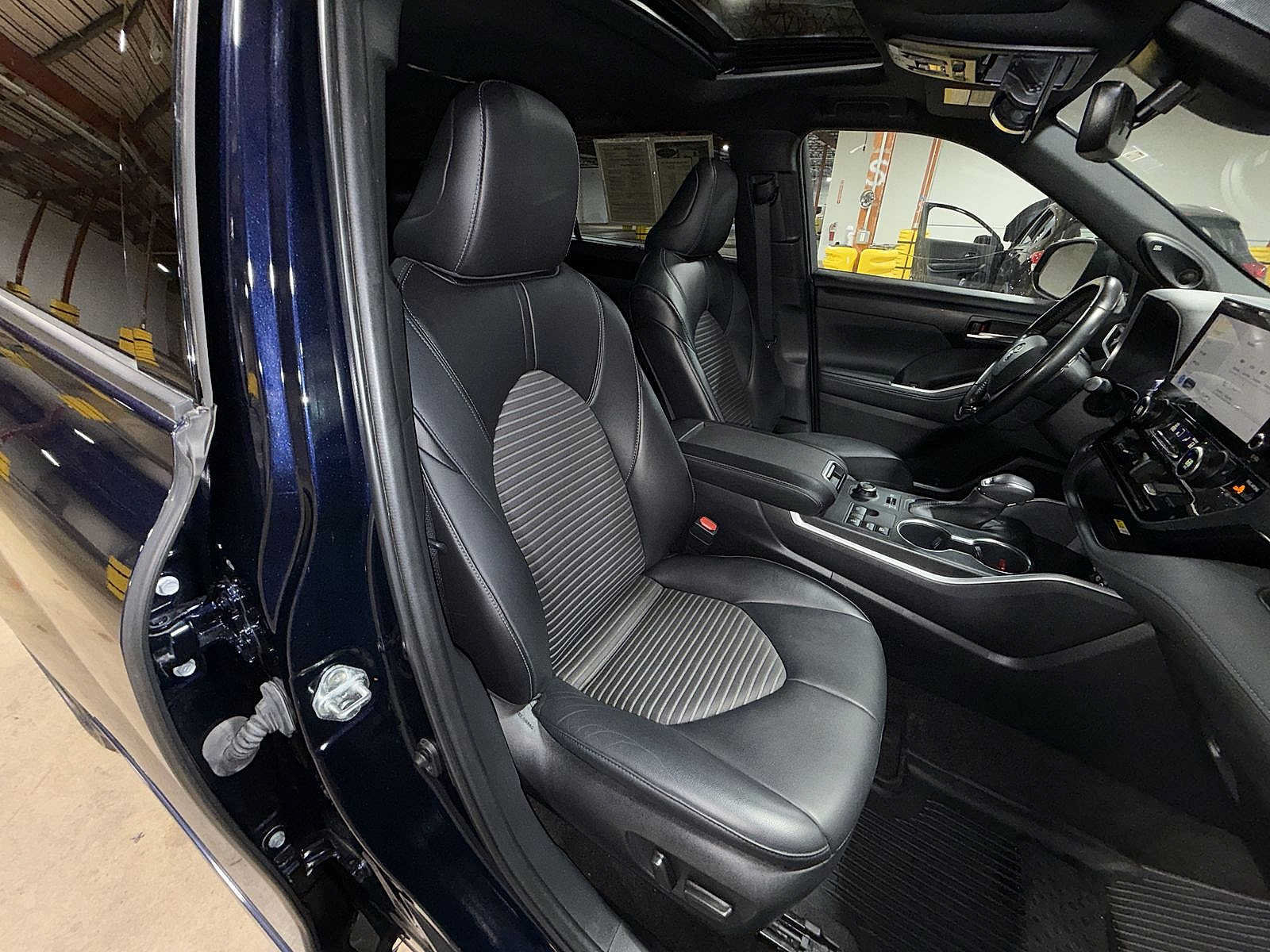 Used 2023 Toyota Highlander XSE AWD/4WD image 15