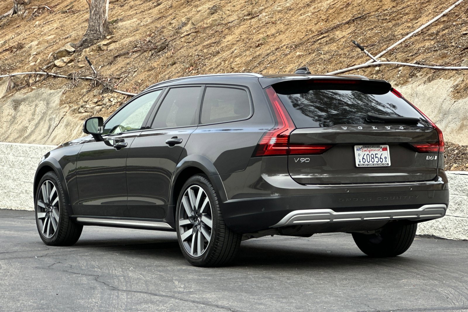 Used 2025 Volvo V90 B6 Cross Country Plus w/ Protection Package Premier AWD/4WD image 7