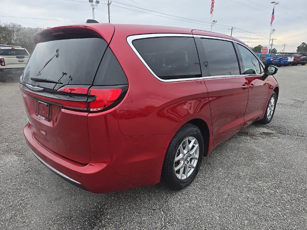 Used 2024 Chrysler Pacifica Touring-L image 5