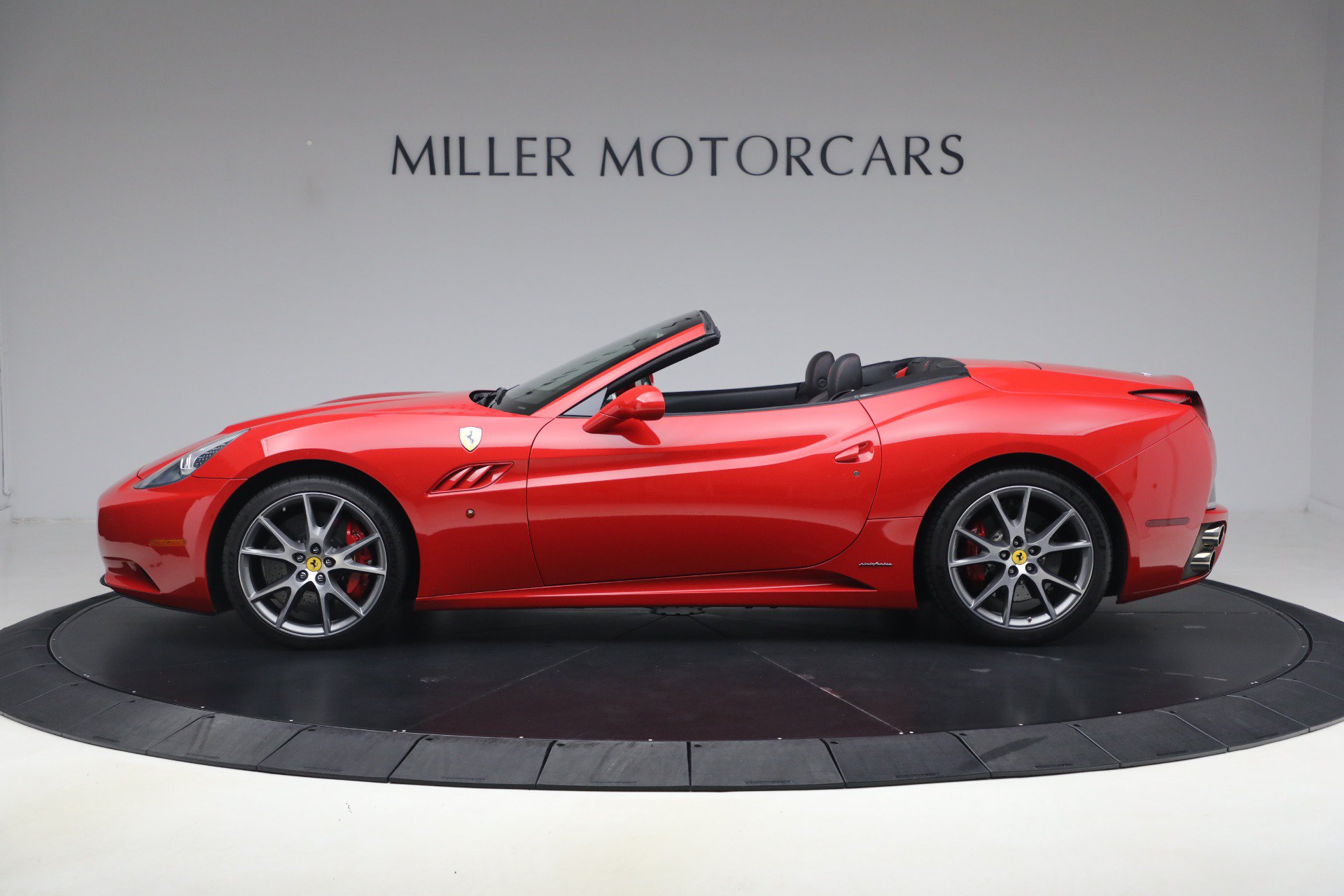 Used 2014 Ferrari California RWD image 4