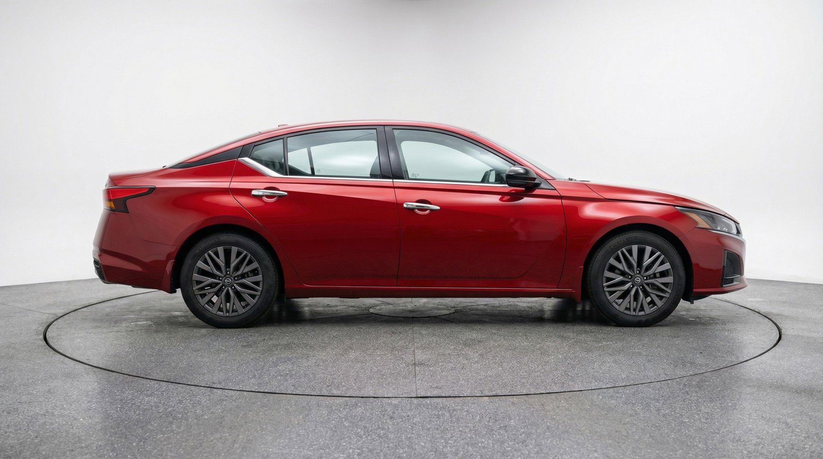 Used 2025 Nissan Altima 2.5 SV FWD image 11
