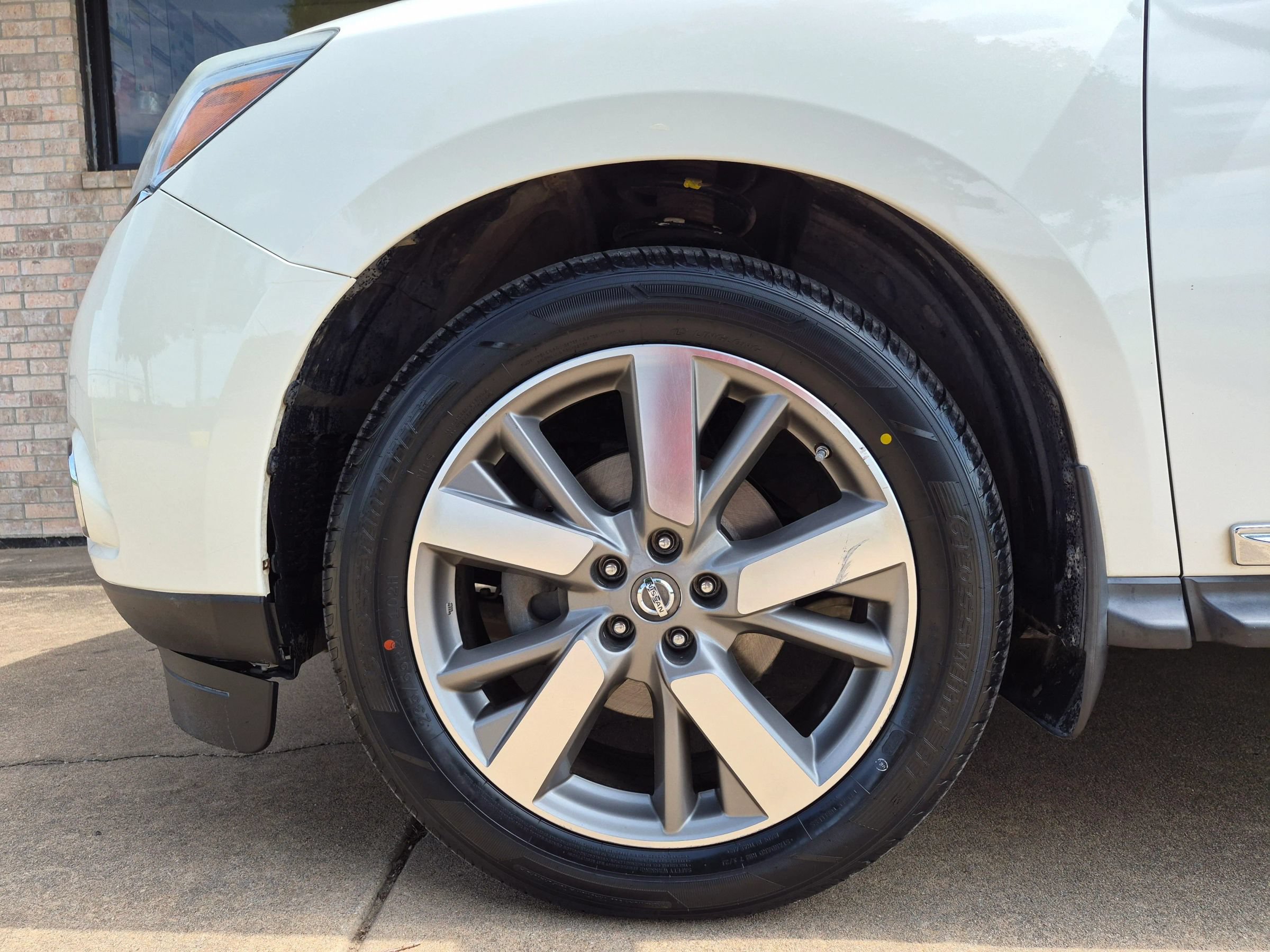 Used 2014 Nissan Pathfinder Platinum w/ Platinum Premium Package FWD image 25