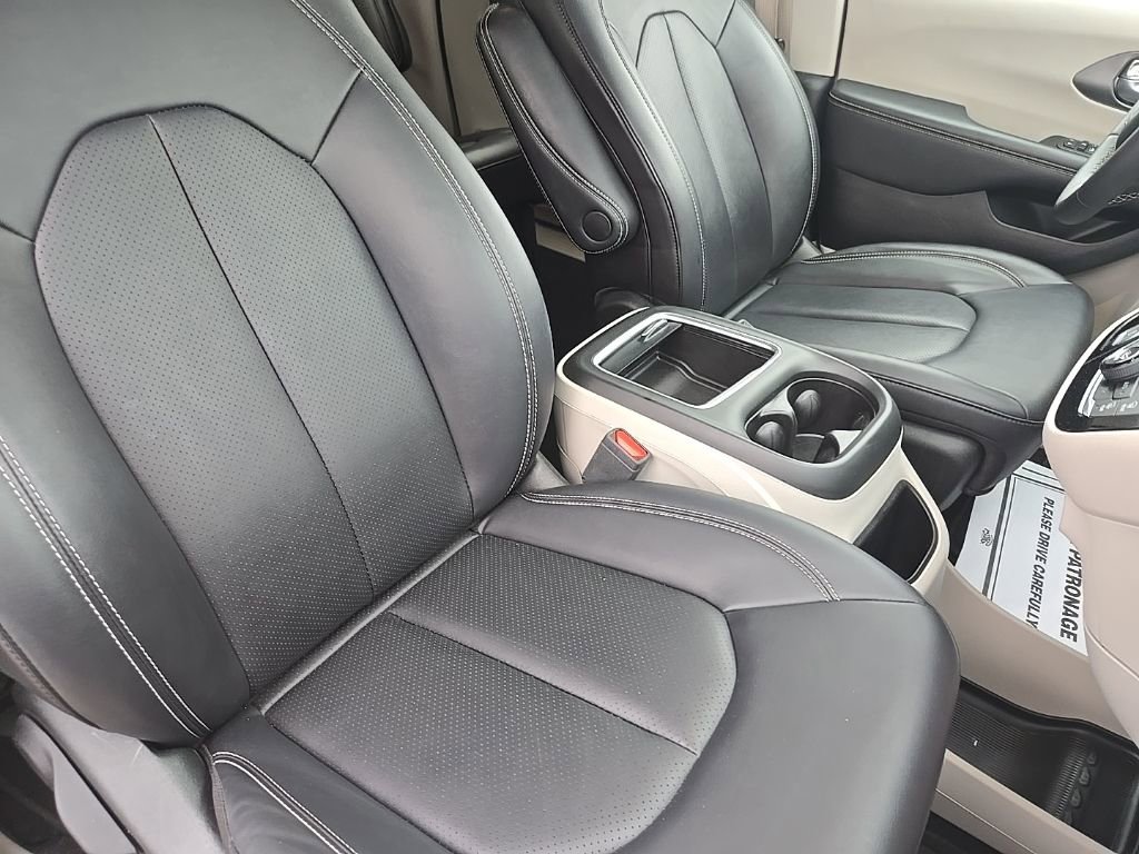 Used 2024 Chrysler Pacifica Touring-L image 22