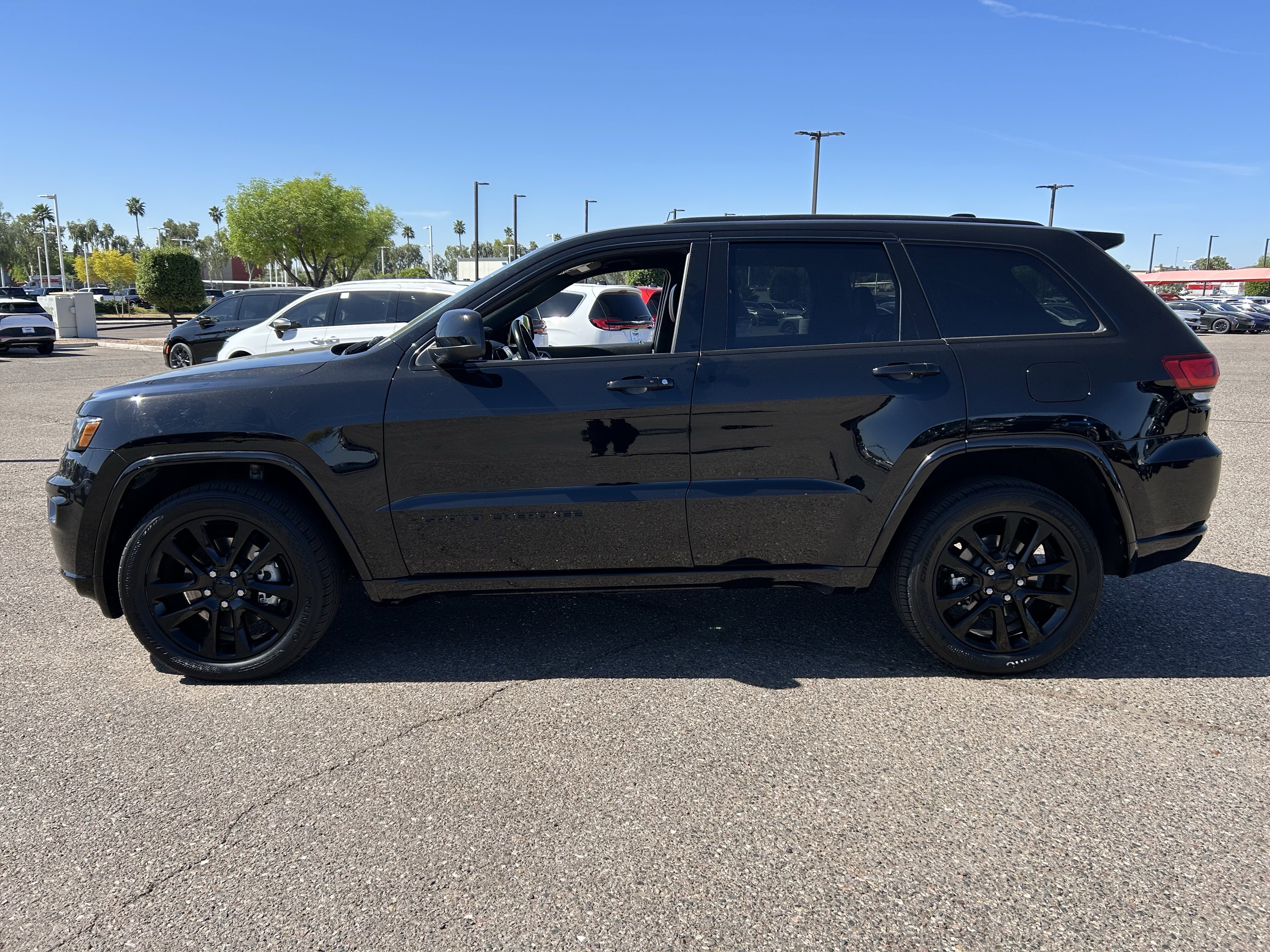 Certified 2021 Jeep Grand Cherokee Laredo X AWD/4WD image 3