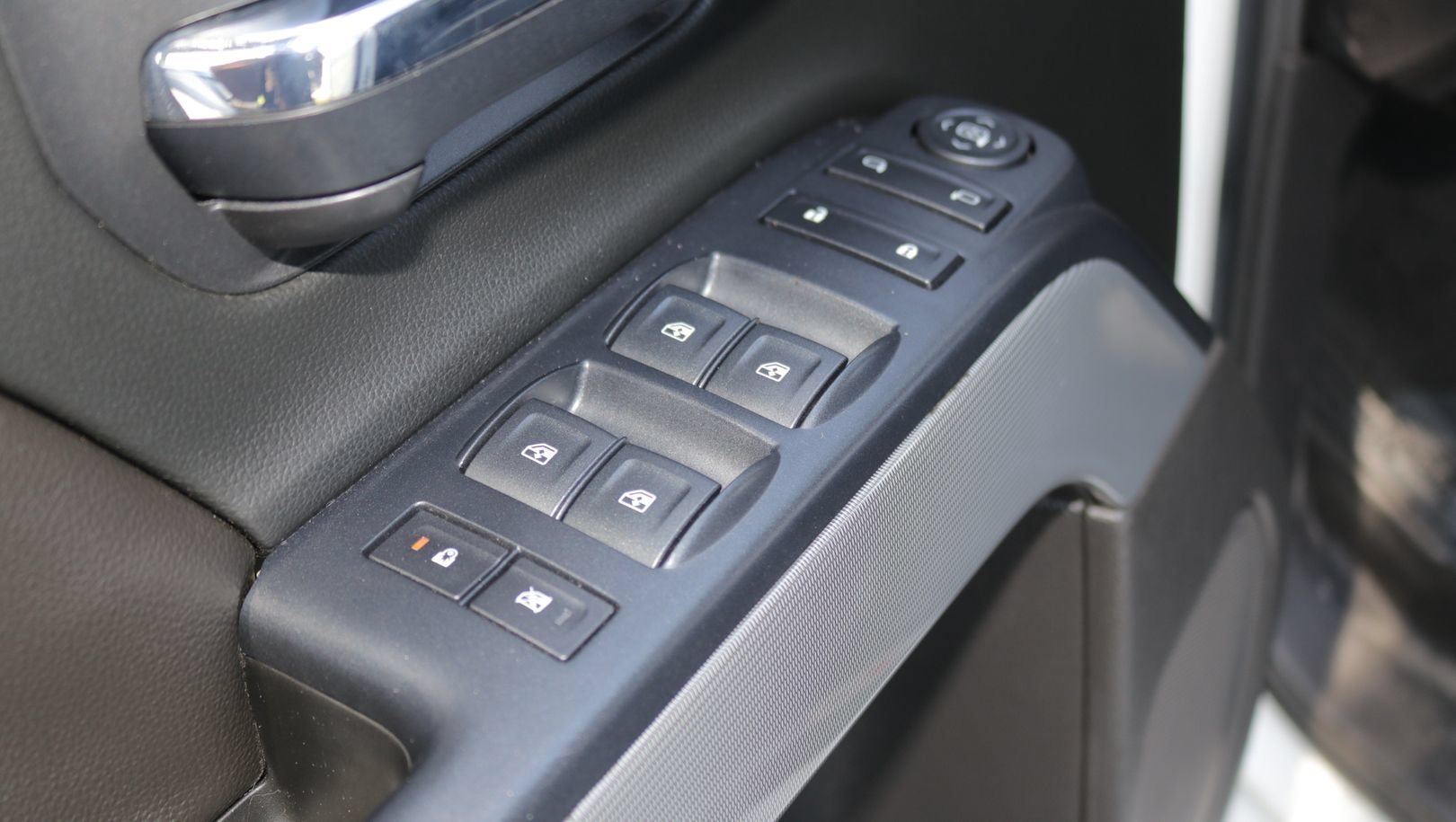 Used 2018 Chevrolet Silverado 1500 LT w/ All Star Edition AWD/4WD image 11