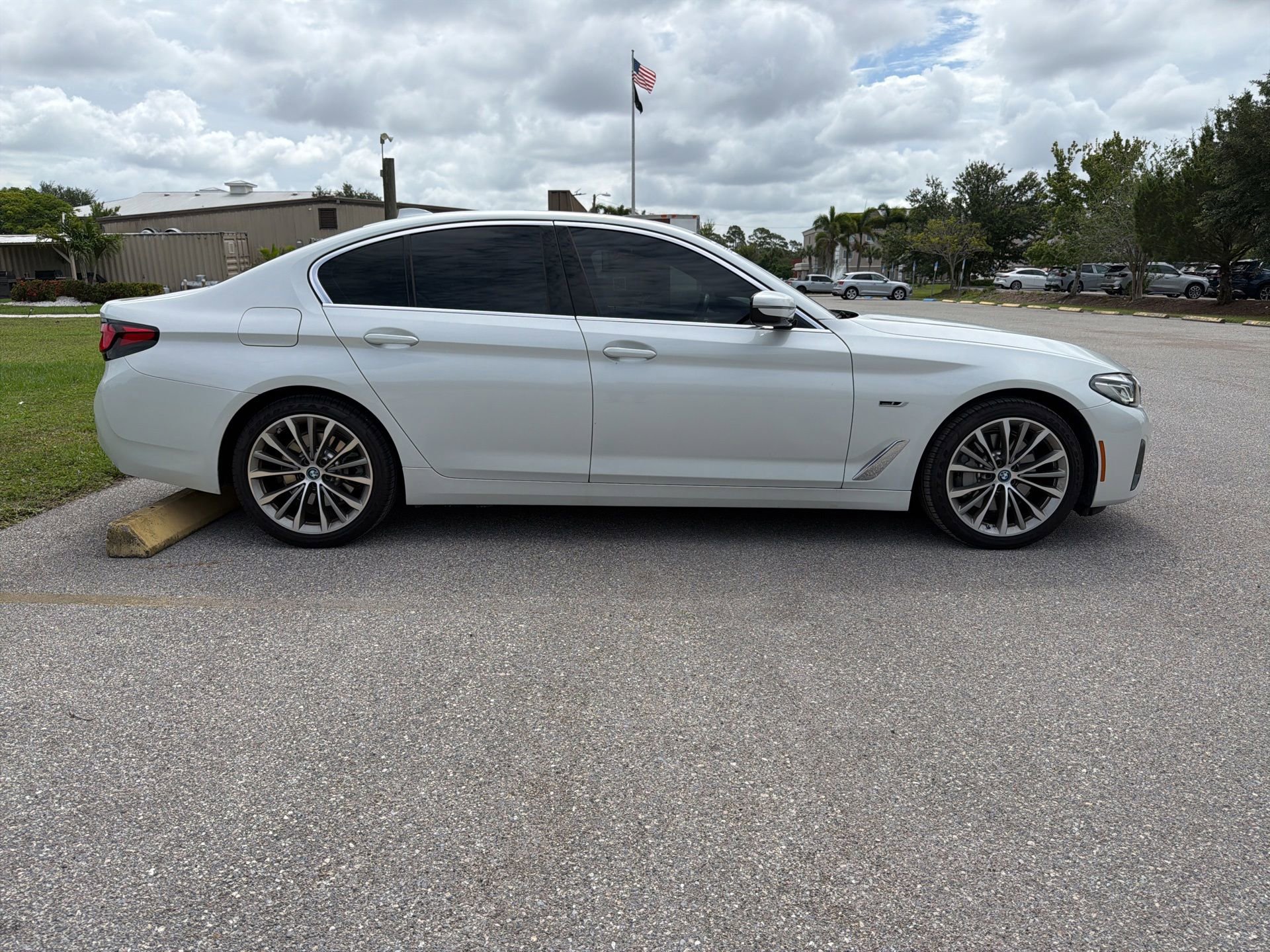 Certified 2023 BMW 530e w/ Premium Package RWD image 2