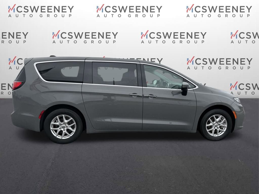 Used 2023 Chrysler Pacifica Touring-L image 6