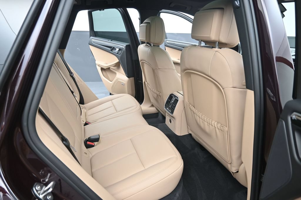 Certified 2024 Porsche Macan AWD/4WD image 23