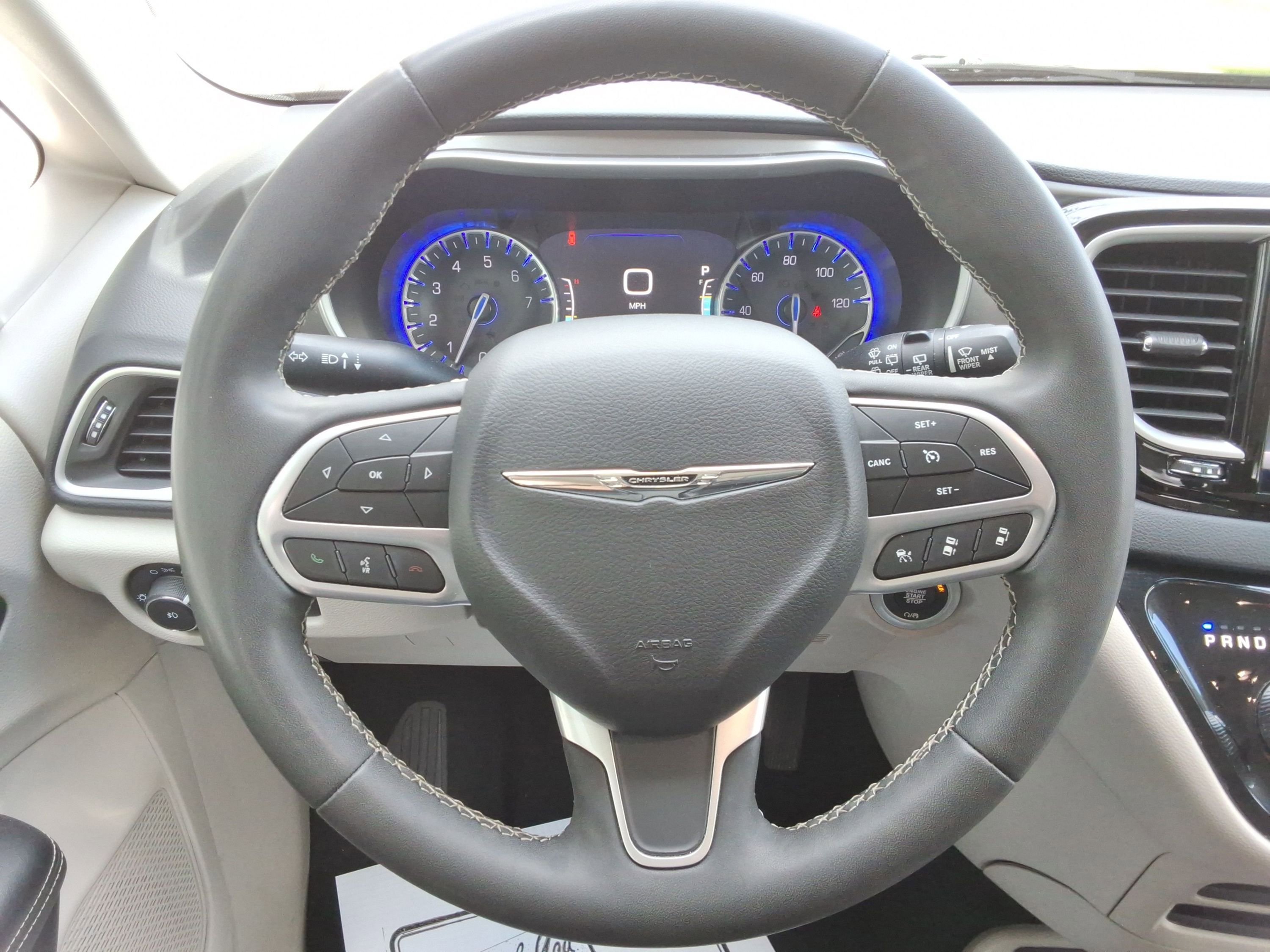 Used 2023 Chrysler Pacifica Touring-L FWD image 11