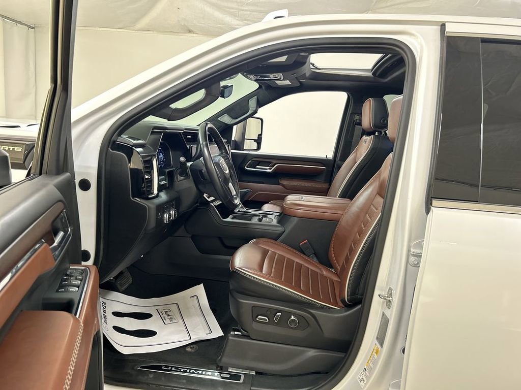 Used 2024 GMC Sierra 3500 Denali Ultimate AWD/4WD image 9