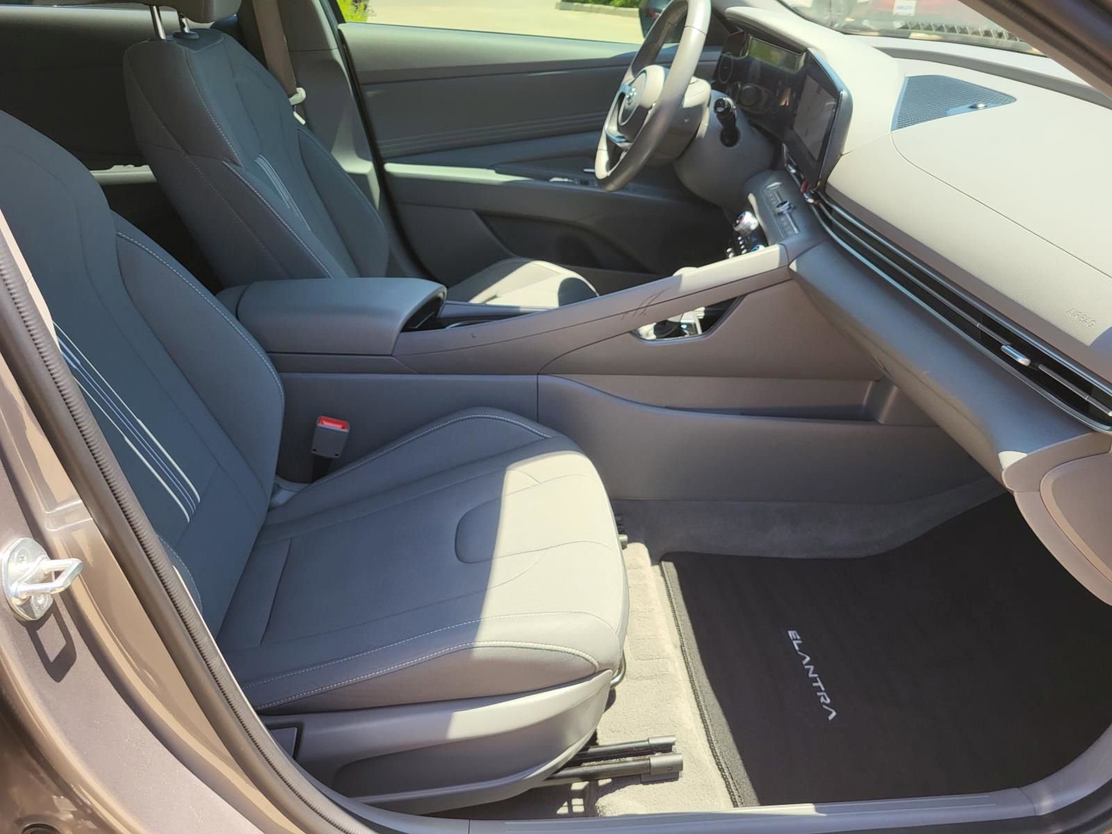 Used 2023 Hyundai Elantra SEL w/ Convenience Package FWD image 8