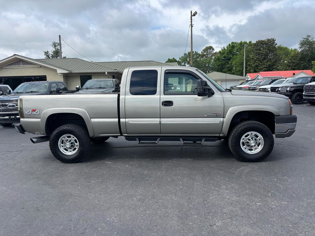 Used 2003 Chevrolet Silverado 2500 LS w/ Skid Plate Package AWD/4WD image 4