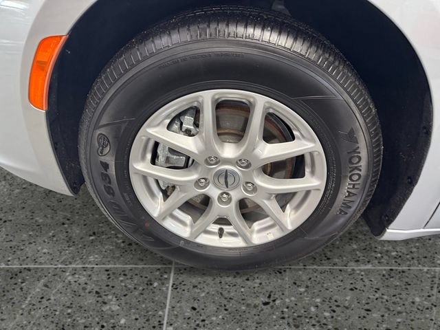 Used 2024 Chrysler Pacifica Touring-L FWD image 24