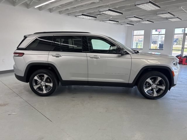 New 2026 Jeep Grand Cherokee Limited w/ Trailer Tow Package AWD/4WD image 9