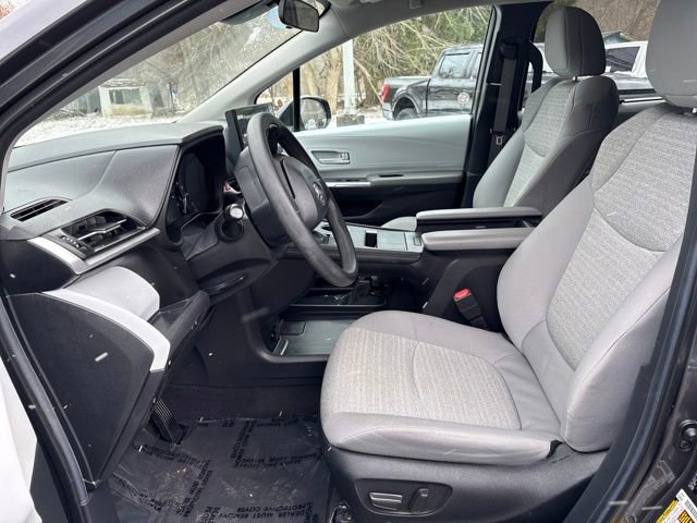 Used 2025 Toyota Sienna LE image 9