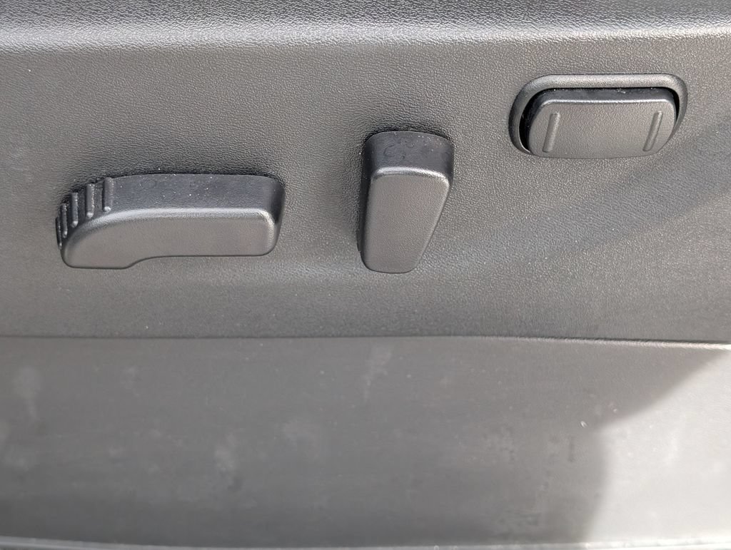 Used 2025 Nissan Frontier SV w/ SV Convenience Package RWD image 15