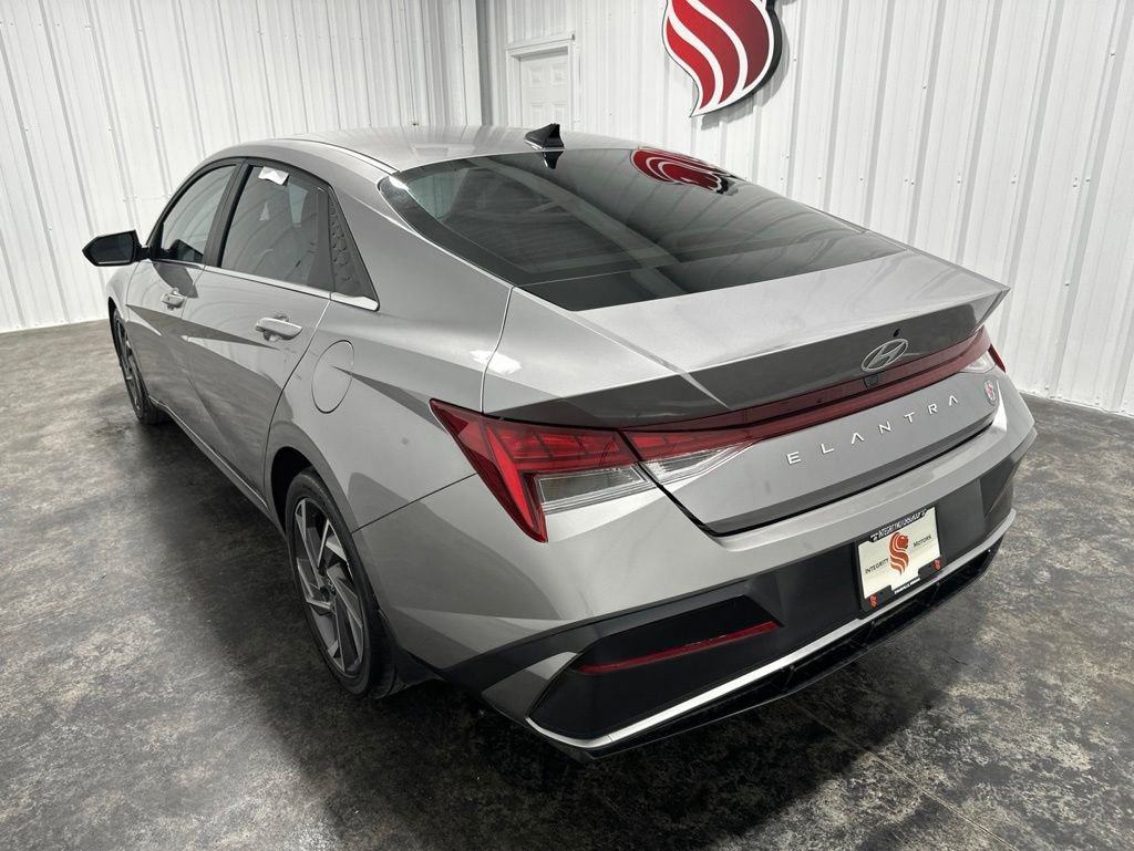 Used 2025 Hyundai Elantra SEL FWD image 8