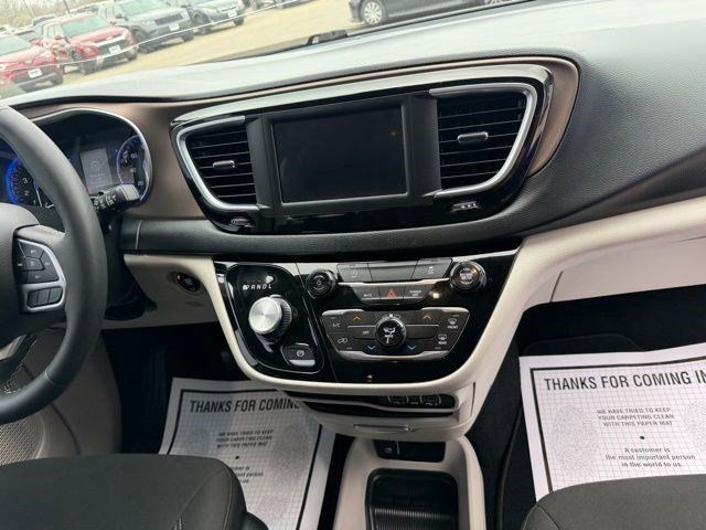 Used 2022 Chrysler Voyager LX FWD image 21