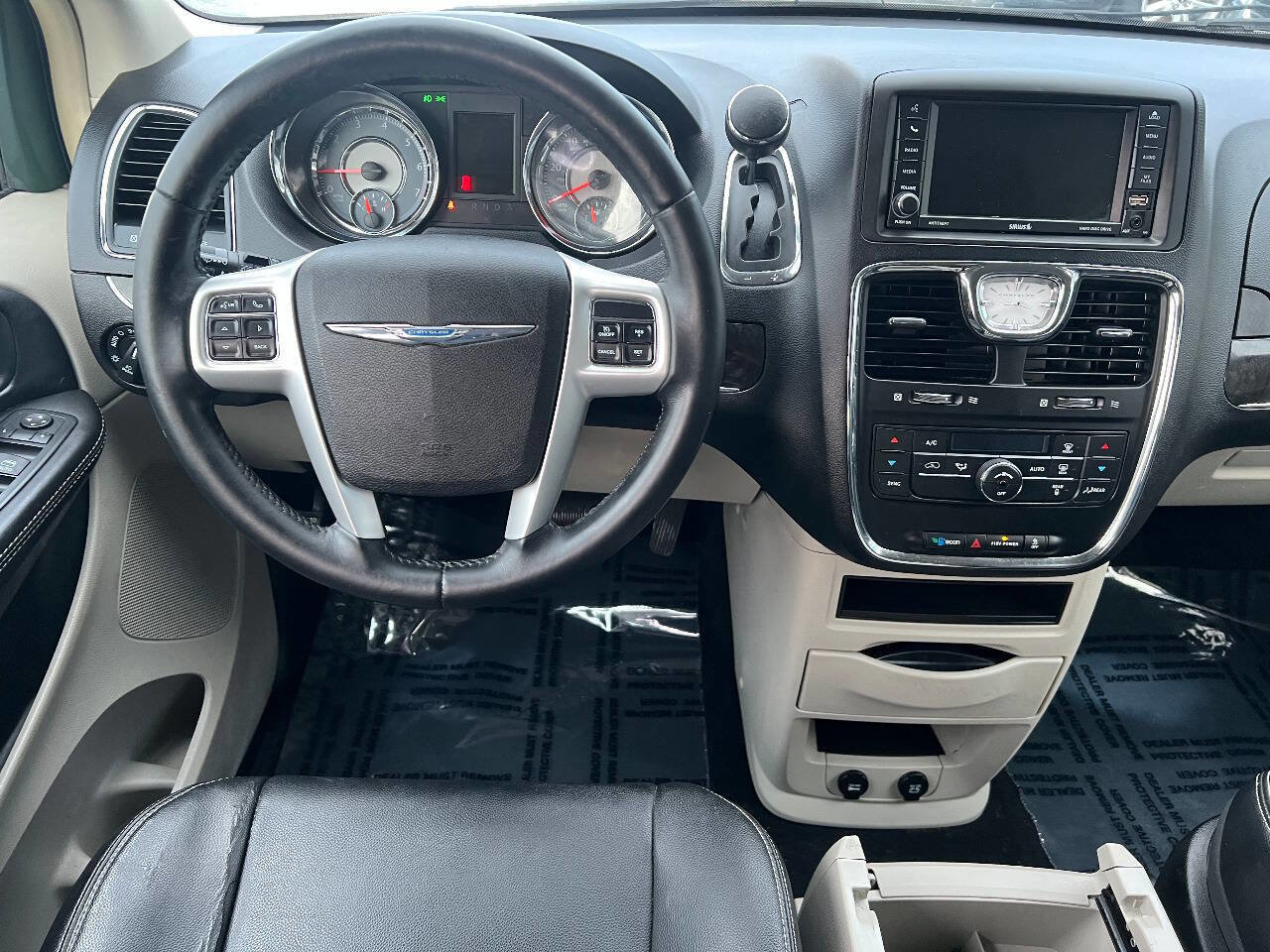 Used 2014 Chrysler Town & Country Touring image 34