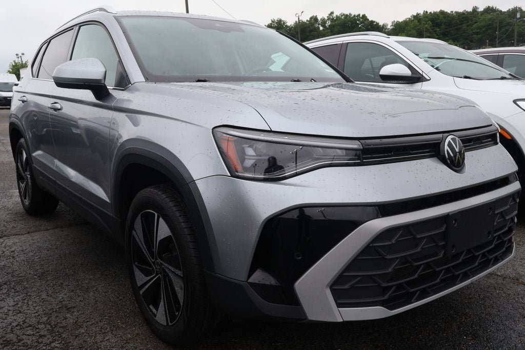 Used 2025 Volkswagen Taos SE AWD/4WD image 2