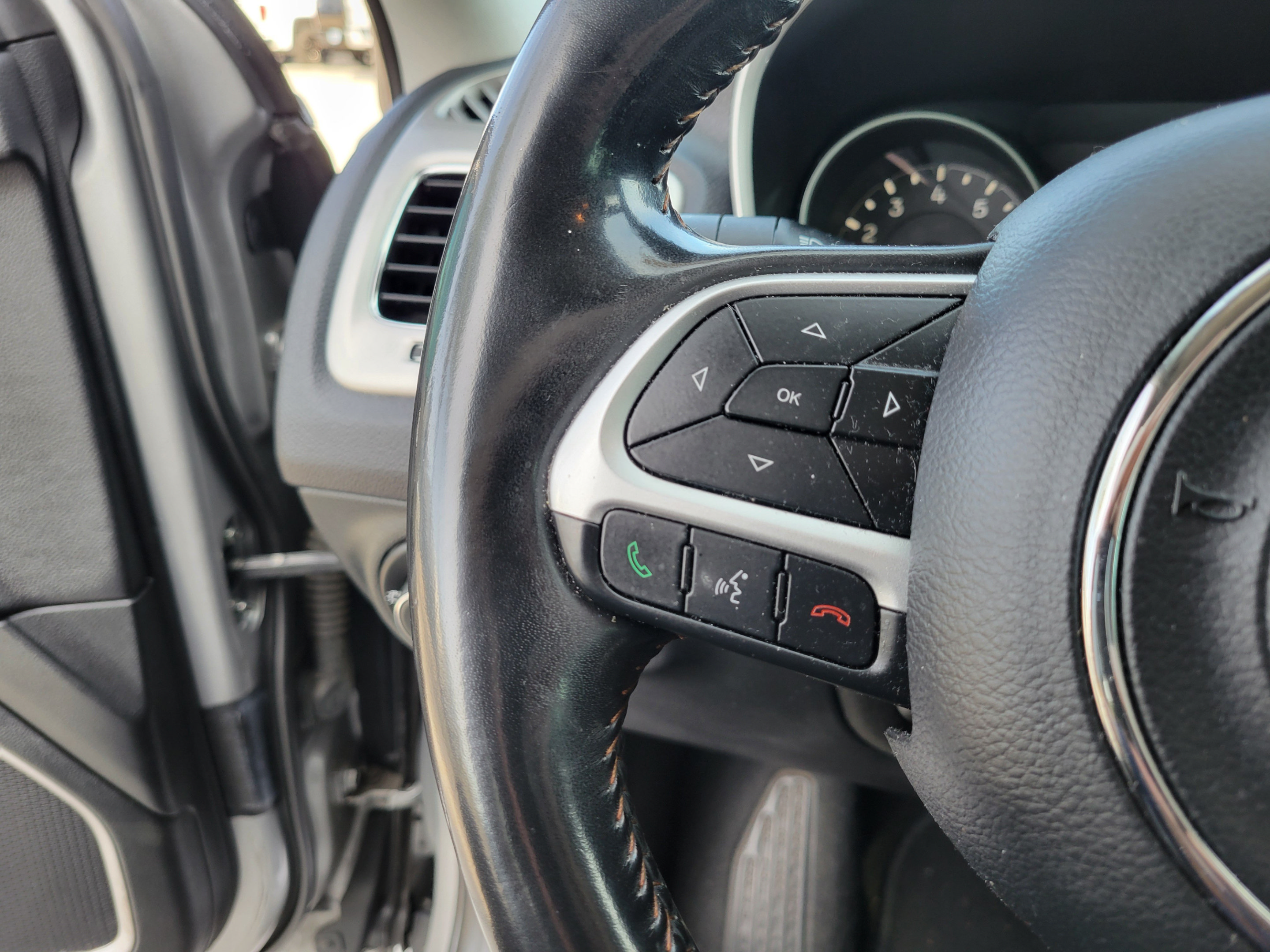 Used 2019 Jeep Compass Latitude FWD image 29