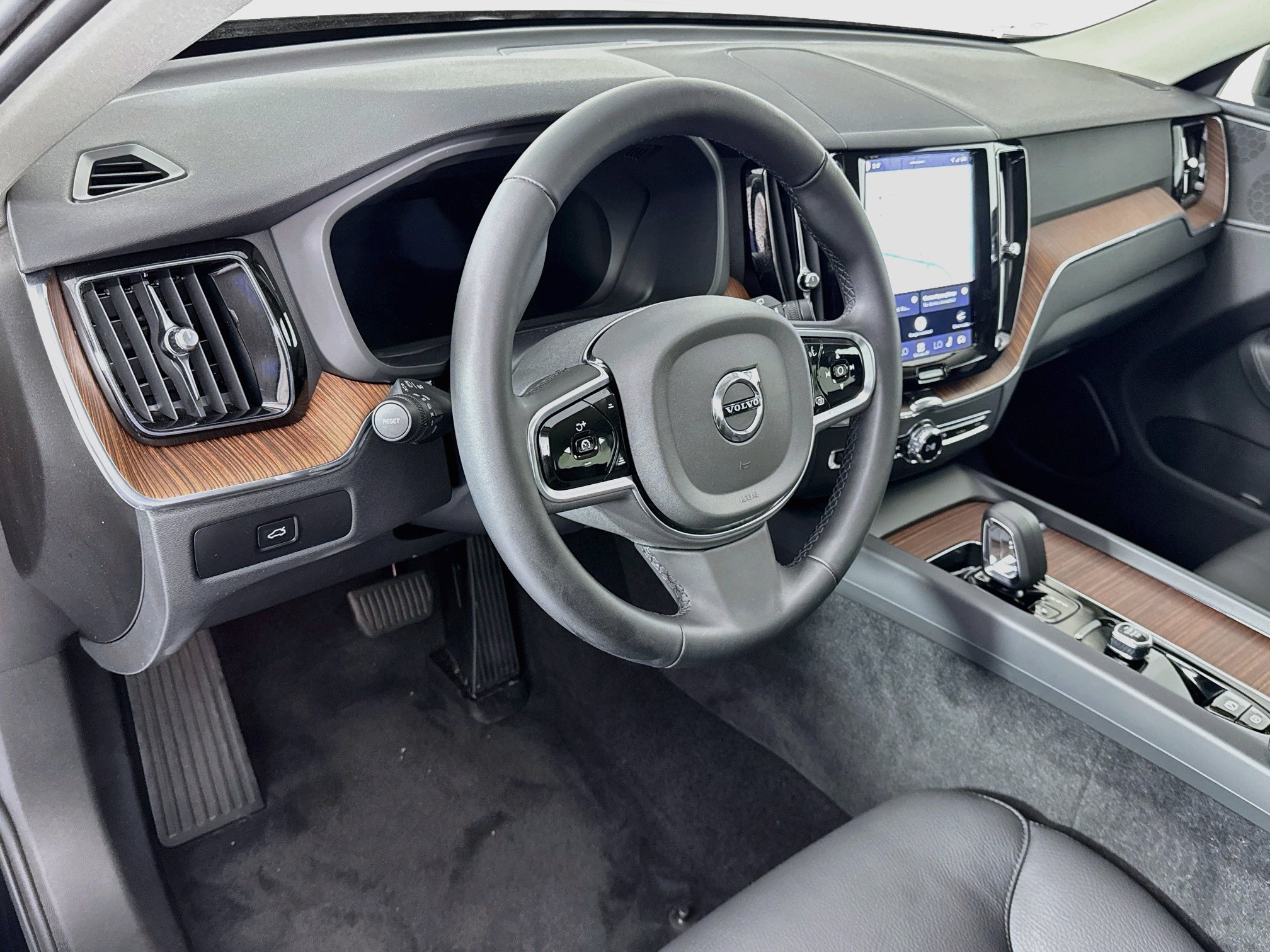 Used 2024 Volvo XC60 B5 Plus w/ Protection Package Premier AWD/4WD image 9