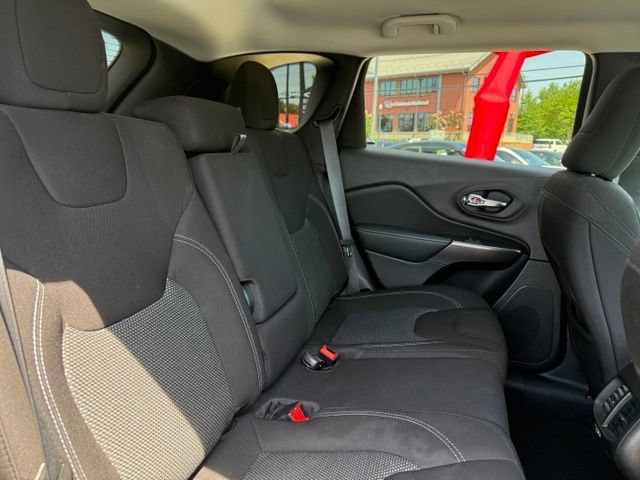 Used 2021 Jeep Cherokee Latitude AWD/4WD image 23