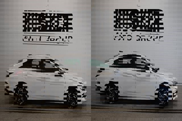 Used 2025 Hyundai Elantra SEL image 2