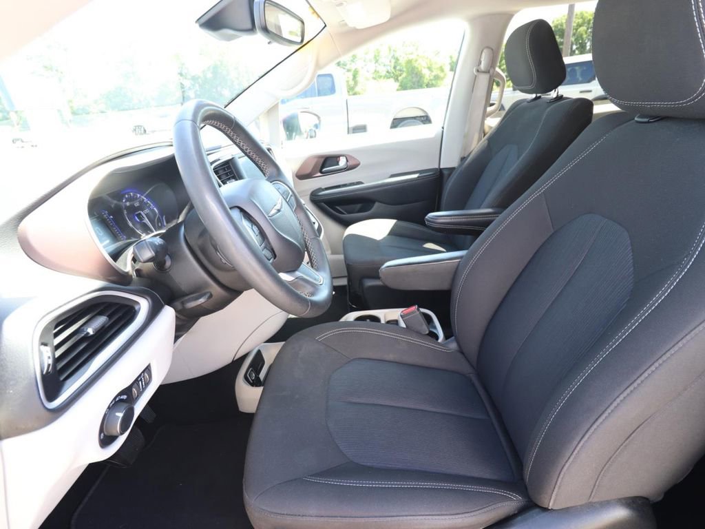 Used 2023 Chrysler Voyager LX image 2