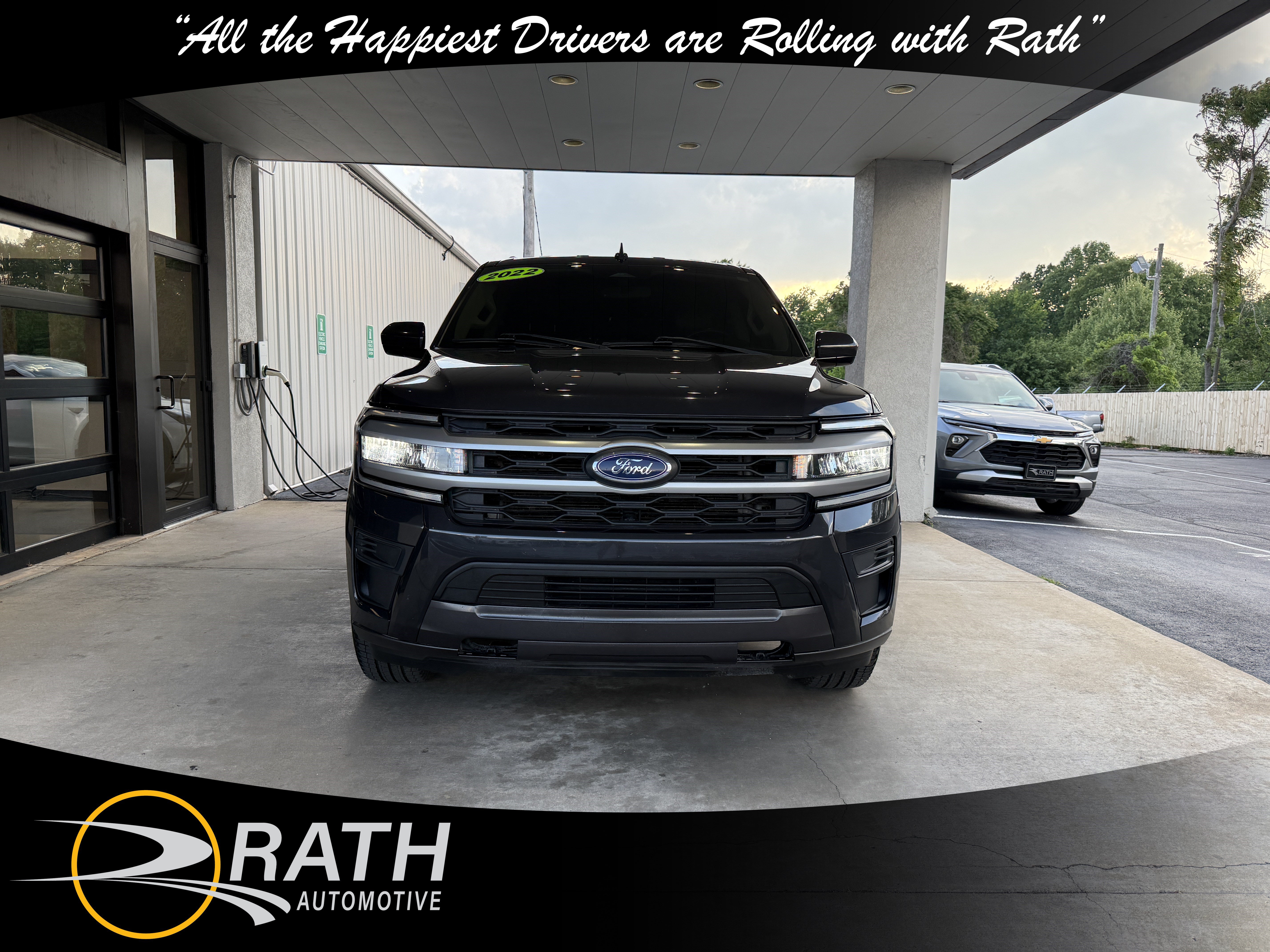 Used 2022 Ford Expedition XLT AWD/4WD image 3