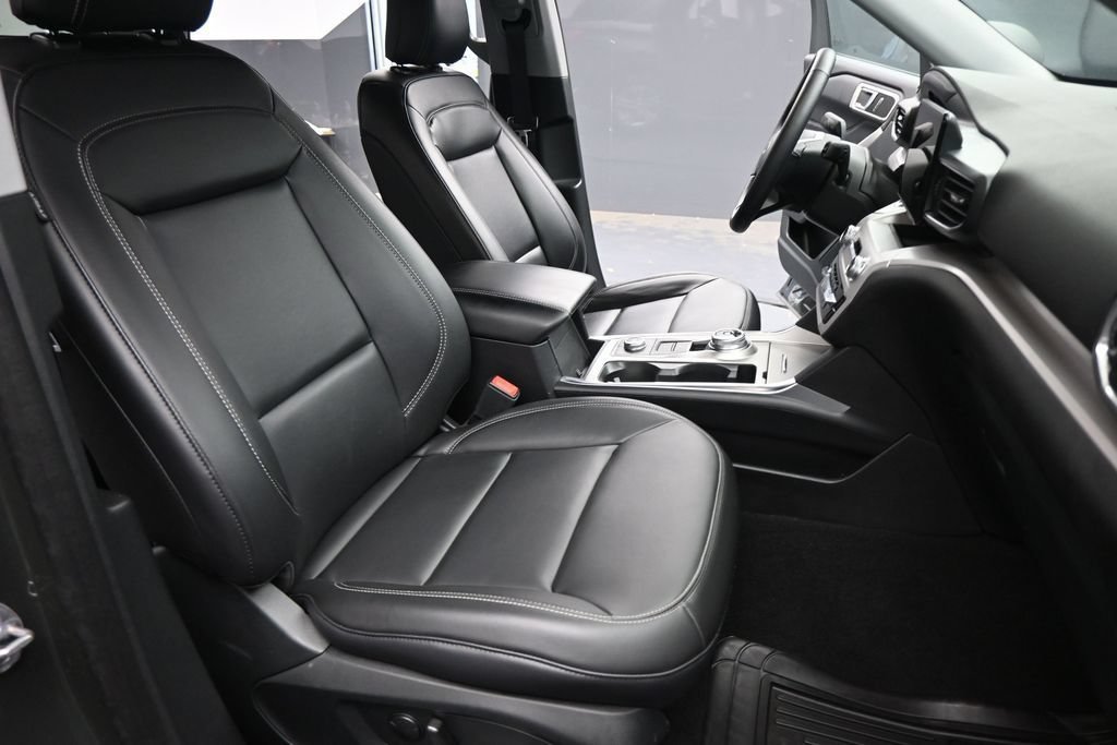 Used 2024 Ford Explorer XLT w/ Equipment Group 202A AWD/4WD image 19