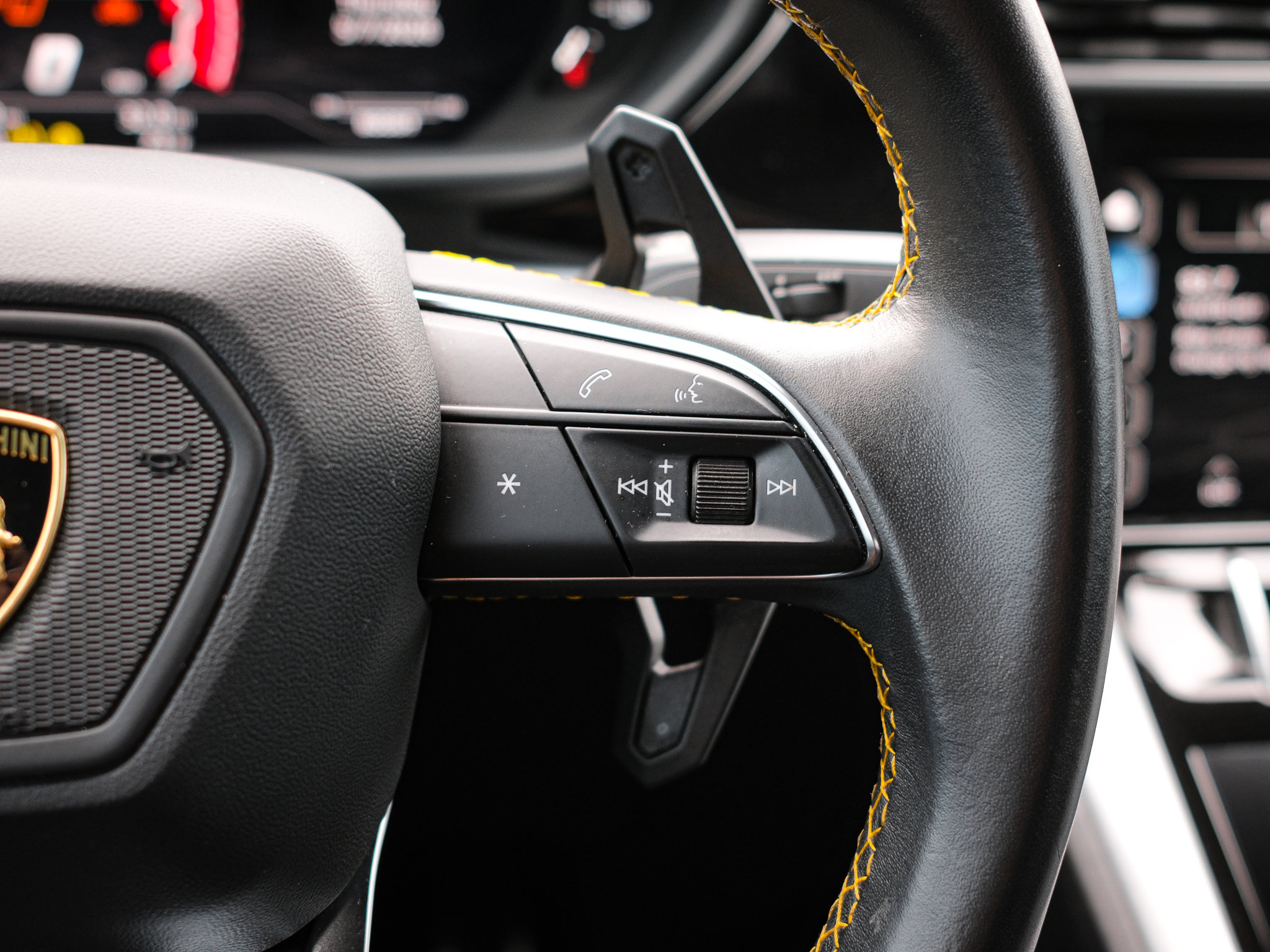 Used 2020 Lamborghini Urus AWD/4WD image 21