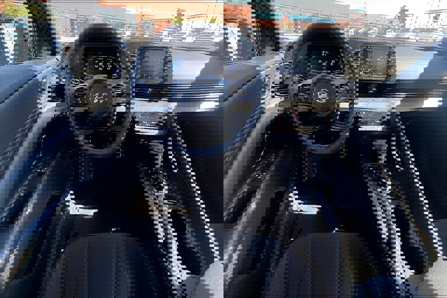 Used 2025 Hyundai Elantra Sport image 14