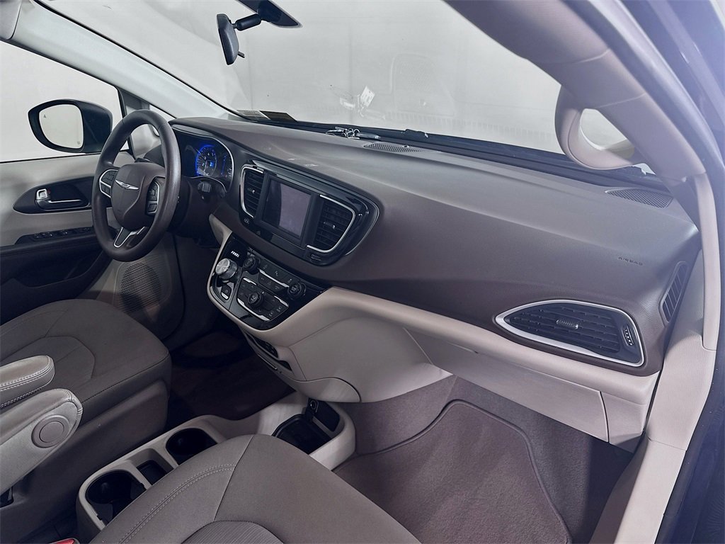 Used 2020 Chrysler Voyager LX image 32