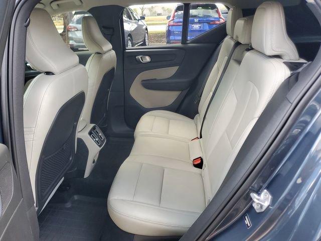 Used 2021 Volvo XC40 T4 Momentum w/ Premium Package image 11
