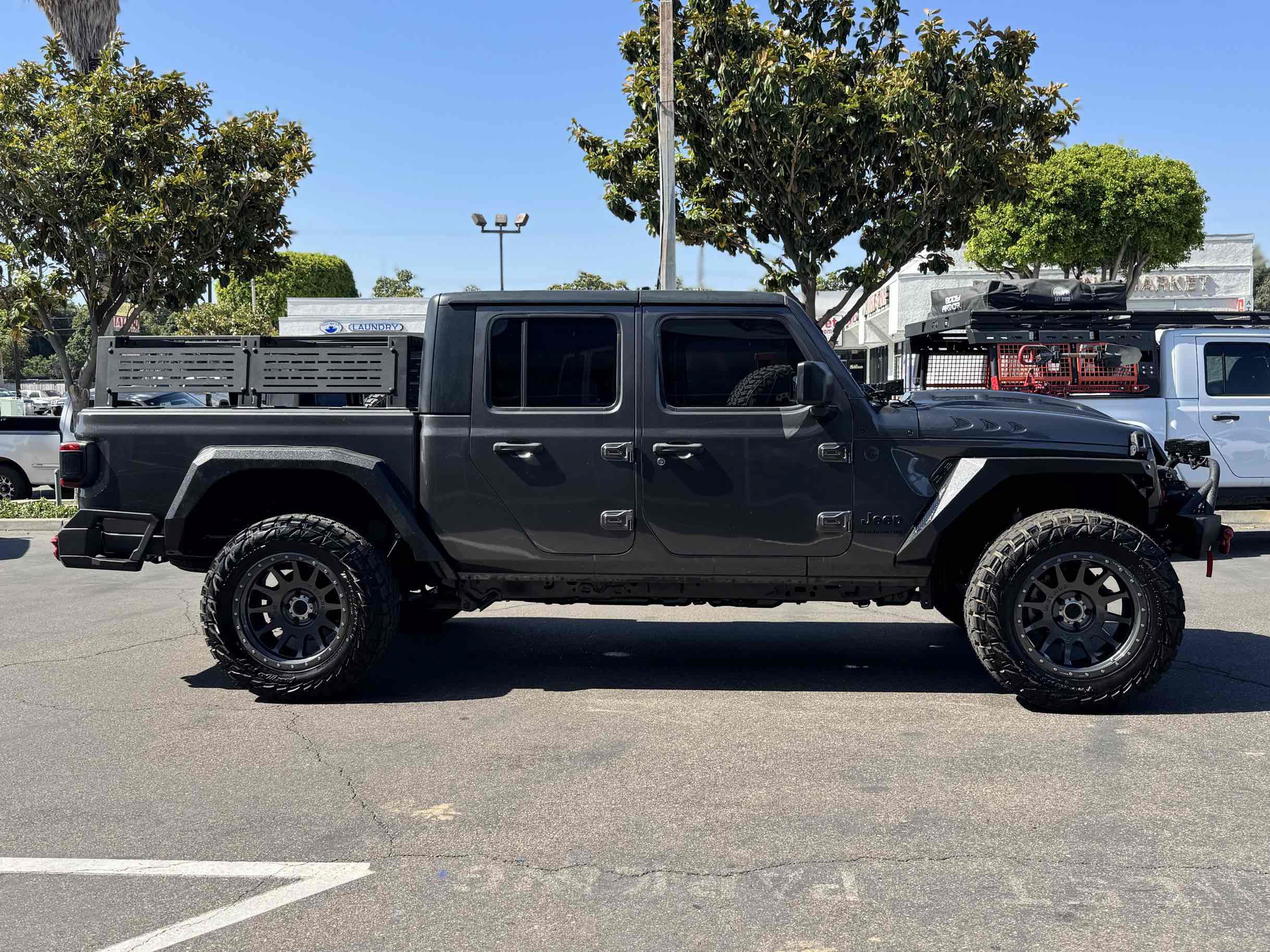 Used 2024 Jeep Gladiator Sport AWD/4WD image 2
